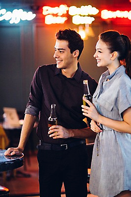 포토 JPG 백인 커플 여자 남자 맥주 실내 서기 미소 상반신 20대 성인 두명 앞모습 옆모습 선술집 맥주병 청년만 성인만 국내포토 서양인 뷰포인트 관계 모션 술병 주류 표정 사람 청년 내부 술집 파일형식