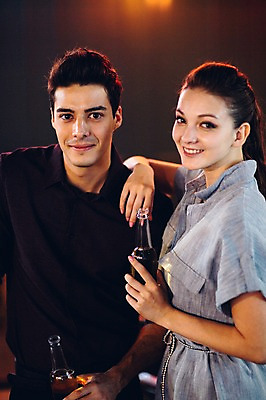 포토 JPG 백인 커플 여자 남자 맥주 실내 서기 미소 상반신 20대 성인 두명 앞모습 옆모습 선술집 맥주병 청년만 성인만 국내포토 서양인 뷰포인트 관계 모션 술병 주류 표정 사람 청년 내부 술집 파일형식