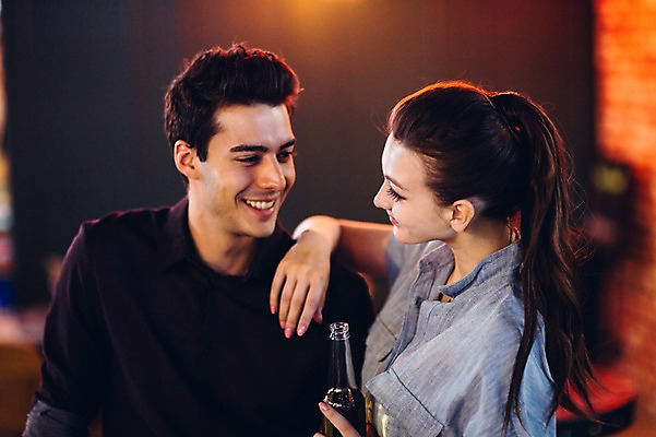 포토 JPG 백인 커플 여자 남자 맥주 실내 서기 미소 상반신 20대 성인 두명 앞모습 옆모습 마주보기 선술집 맥주병 청년만 성인만 국내포토 서양인 뷰포인트 관계 모션 술병 주류 표정 사람 청년 내부 술집 파일형식