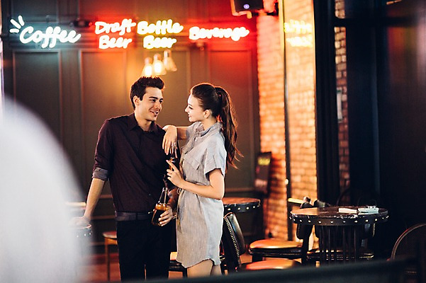 포토 JPG 백인 커플 여자 남자 맥주 실내 서기 미소 상반신 20대 성인 두명 앞모습 옆모습 마주보기 선술집 맥주병 청년만 성인만 국내포토 서양인 뷰포인트 관계 모션 술병 주류 표정 사람 청년 내부 술집 파일형식