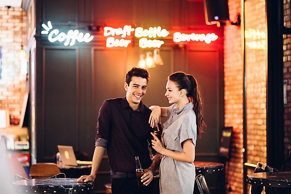 포토 JPG 백인 커플 여자 남자 맥주 실내 서기 미소 상반신 20대 성인 두명 앞모습 옆모습 선술집 맥주병 청년만 성인만 국내포토 서양인 뷰포인트 관계 모션 술병 주류 표정 사람 청년 내부 술집 파일형식