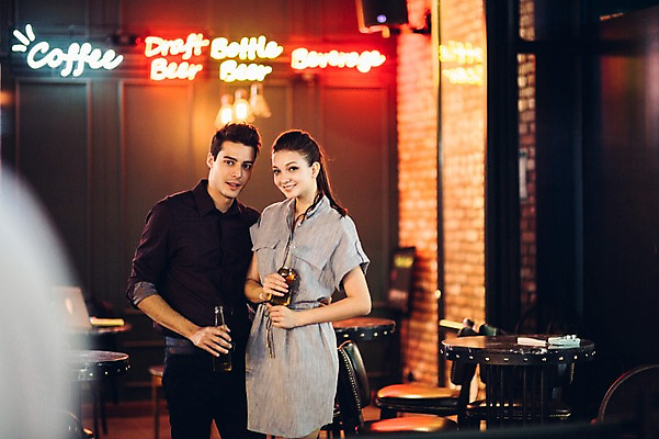 포토 JPG 백인 커플 여자 남자 맥주 실내 서기 미소 상반신 20대 성인 두명 앞모습 선술집 맥주병 청년만 성인만 국내포토 서양인 뷰포인트 관계 모션 술병 주류 표정 사람 청년 내부 술집 파일형식