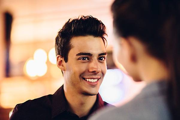 포토 JPG 백인 커플 여자 남자 실내 미소 상반신 20대 성인 두명 앞모습 뒷모습 아웃포커스 청년만 성인만 국내포토 서양인 뷰포인트 관계 촬영기법 표정 사람 청년 내부 파일형식