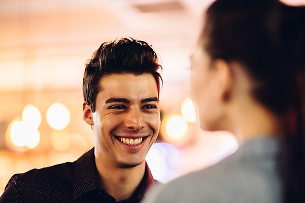 포토 JPG 백인 커플 여자 남자 실내 미소 상반신 20대 성인 두명 앞모습 뒷모습 아웃포커스 청년만 성인만 국내포토 서양인 뷰포인트 관계 촬영기법 표정 사람 청년 내부 파일형식