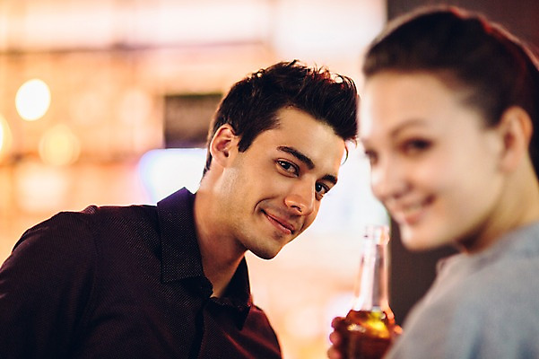 포토 JPG 백인 커플 여자 남자 맥주 실내 상반신 20대 성인 두명 앞모습 옆모습 아웃포커스 선술집 맥주병 청년만 성인만 국내포토 서양인 뷰포인트 관계 술병 주류 촬영기법 사람 청년 내부 술집 파일형식