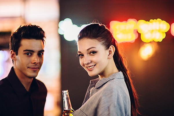 포토 JPG 백인 커플 여자 남자 맥주 실내 상반신 20대 성인 두명 옆모습 아웃포커스 선술집 맥주병 청년만 성인만 국내포토 서양인 뷰포인트 관계 술병 주류 촬영기법 사람 청년 내부 술집 파일형식