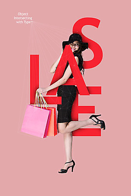 전신 PSD 서양인 편집이미지 모자 알파벳 여자 한명 성인 타이포그라피 쇼핑 쇼핑백 세일 디지털합성 폴리곤 디지털아트 이미지편집 외국인 문자 1 영어 잡화 가방 사람 파일형식