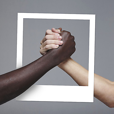 JPG 편집이미지 손 흑인 악수 프레임 동양인 성인 신체부위 콜라주 화합 폴라로이드사진 사진필름 디지털아트 이미지편집 편집실사 서양인 사람 인종 손짓 필름 CG 폴라로이드 파일형식