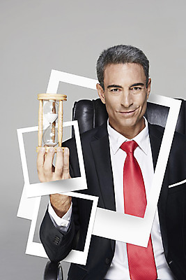 JPG 서양인 편집이미지 남자 비즈니스 프레임 한명 정장 성인 비즈니스맨 모래시계 콜라주 폴라로이드사진 사진필름 디지털아트 이미지편집 편집실사 외국인 1 옷 모래 시계 사람 직장인 필름 CG 폴라로이드 파일형식