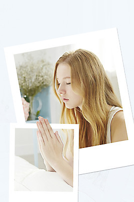 JPG 서양인 편집이미지 여자 프레임 한명 성인 눈감음 기도 콜라주 폴라로이드사진 손모으기 사진필름 디지털아트 이미지편집 편집실사 외국인 1 모션 사람 손짓 필름 CG 폴라로이드 파일형식