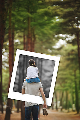 JPG 나무 편집이미지 여자 남자 딸 어린이 가족 프레임 흑백 성인 두명 뒷모습 목말 아빠 숲 콜라주 폴라로이드사진 사진필름 디지털아트 부녀 이미지편집 편집실사 식물 뷰포인트 관계 모션 촬영기법 사람 필름 CG 폴라로이드 파일형식