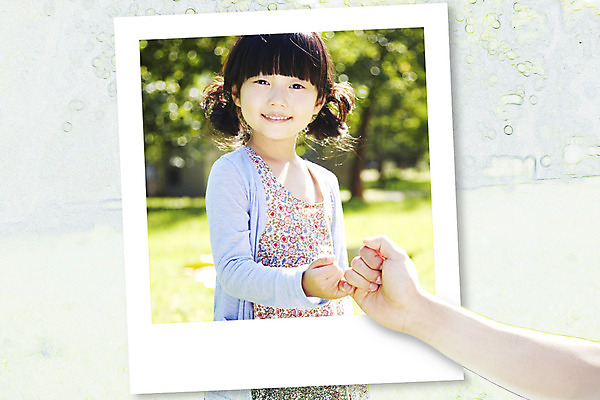 JPG 편집이미지 손 여자 어린이 프레임 한명 미소 신체부위 한국인 약속 콜라주 폴라로이드사진 사진필름 디지털아트 이미지편집 편집실사 1 표정 사람 동양인 필름 CG 폴라로이드 파일형식