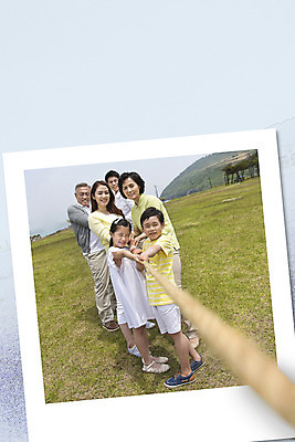 JPG 주간 편집이미지 여자 노년 남자 어린이 줄 가족 협력 프레임 여러명 성인 야외 한국인 콜라주 줄다리기 폴라로이드사진 사진필름 디지털아트 이미지편집 편집실사 자연요소 다수 관계 놀이 사람 동양인 필름 CG 폴라로이드 파일형식