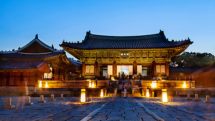 포토 JPG 전통 건축 조명 서울 사람 여러명 야외 여행객 노을 궁전 종로 창경궁 국내포토 자연요소 다수 고건축 한국 파일형식