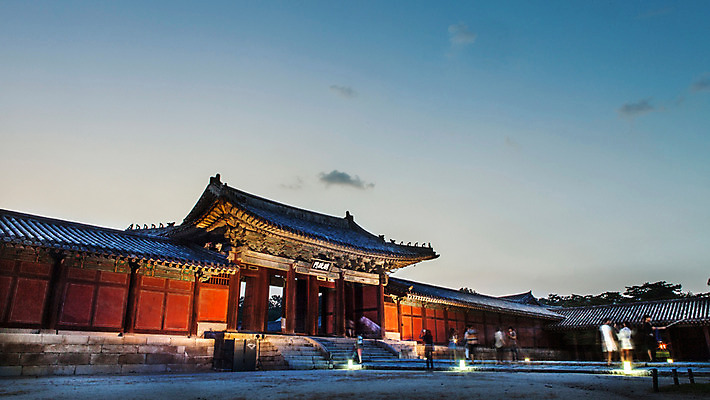 포토 JPG 전통 건축 조명 서울 사람 여러명 야외 여행객 노을 궁전 야간 종로 창경궁 국내포토 자연요소 다수 고건축 한국 파일형식