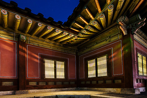 포토 JPG 전통 건축 야경 창문 서울 사람없음 야외 궁전 전통창문 종로 창경궁 국내포토 고건축 한국 야간 파일형식 풍경_경치