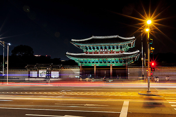 포토 JPG 전통 건축 도로 야경 가로등 하늘 서울 사람없음 야외 궁전 종로 창경궁 국내포토 공공시설 길 고건축 교통시설 한국 야간 파일형식 풍경_경치