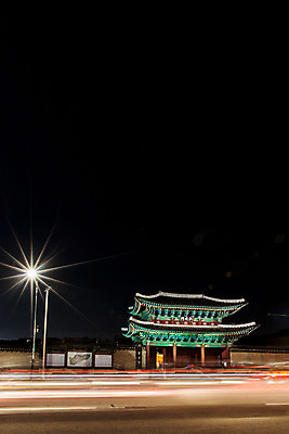 포토 JPG 전통 건축 도로 야경 가로등 하늘 서울 사람없음 야외 궁전 종로 창경궁 국내포토 공공시설 길 고건축 교통시설 한국 야간 파일형식 풍경_경치