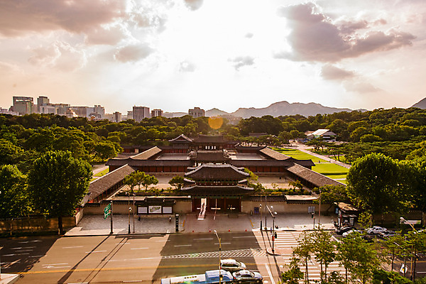 포토 JPG 구름 전통 건축 하늘 서울 사람없음 야외 일몰 궁전 역광 종로 창경궁 국내포토 자연요소 고건축 한국 노을 파일형식