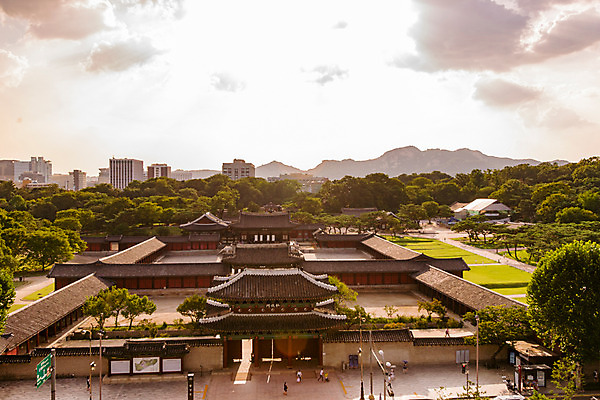 포토 JPG 구름 전통 건축 하늘 서울 사람없음 야외 일몰 궁전 역광 종로 창경궁 국내포토 자연요소 고건축 한국 노을 파일형식