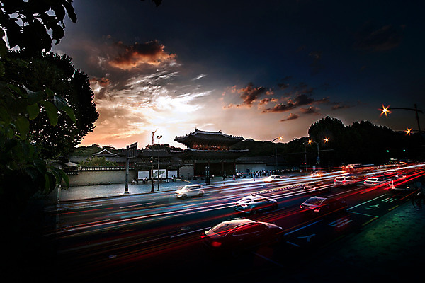 포토 JPG 구름 전통 건축 도로 가로등 자동차 하늘 나뭇잎 서울 사람없음 야외 일몰 궁전 디지털합성 종로 창경궁 국내포토 자연요소 공공시설 길 육상교통 고건축 잎 교통시설 한국 노을 파일형식