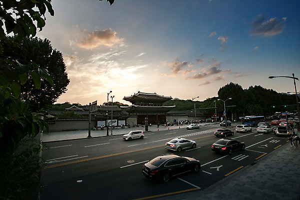 포토 JPG 구름 전통 건축 도로 자동차 하늘 나뭇잎 서울 사람없음 야외 일몰 궁전 종로 창경궁 국내포토 자연요소 길 육상교통 고건축 잎 교통시설 한국 노을 파일형식