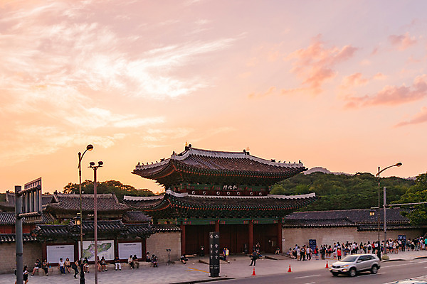 포토 JPG 전통 건축 자동차 서울 사람 여러명 야외 여행객 노을 일몰 궁전 종로 창경궁 국내포토 자연요소 육상교통 다수 고건축 한국 파일형식