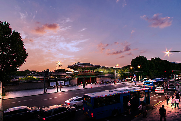 포토 JPG 구름 전통 건축 도로 가로등 자동차 버스 서울 사람 여러명 야외 노을 일몰 궁전 보행자 디지털합성 종로 창경궁 국내포토 자연요소 공공시설 길 육상교통 다수 고건축 교통시설 대중교통 한국 파일형식