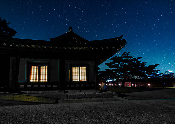 포토 JPG 전통 건축 별 야경 하늘 조명 서울 사람없음 야외 빛 궁전 종로 창경궁 국내포토 자연요소 고건축 한국 야간 파일형식 풍경_경치