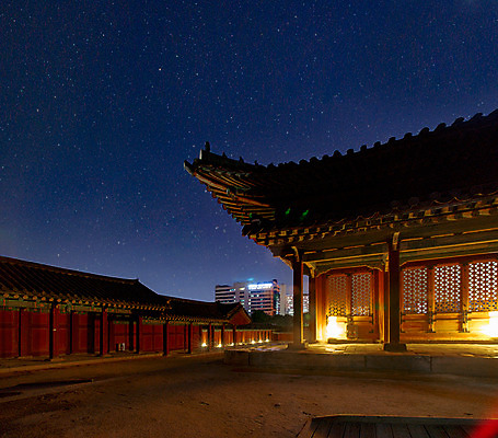 포토 JPG 전통 건축 별 야경 밤하늘 하늘 조명 서울 사람없음 야외 빛 궁전 야간 처마 종로 창경궁 국내포토 자연요소 고건축 한국 파일형식 풍경_경치