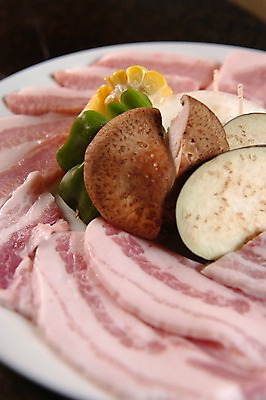 포토 JPG 접시 식재료 가지 육류 돼지고기 근접촬영 사람없음 버섯 항정살 국내포토 식기 뷰포인트 채소 파일형식