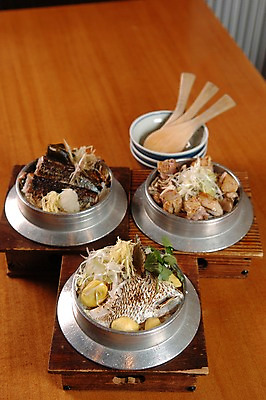 포토 JPG 음식 육류 사람없음 밤 구이 덮밥 생선구이 고기구이 나무주걱 파채 일본음식 국내포토 식재료 목재 견과류 생선요리 주걱 파일형식