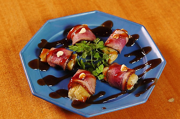 포토 JPG 접시 음식 사람없음 소스 베이컨 베이컨말이 일본음식 국내포토 식기 돼지고기 양념 파일형식