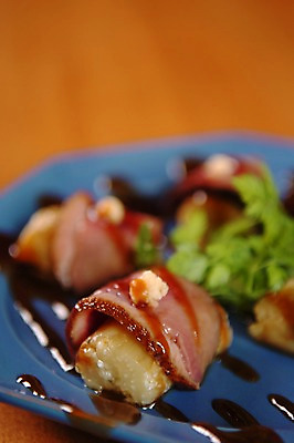 포토 JPG 접시 음식 근접촬영 사람없음 소스 베이컨 베이컨말이 일본음식 국내포토 식기 뷰포인트 돼지고기 양념 파일형식