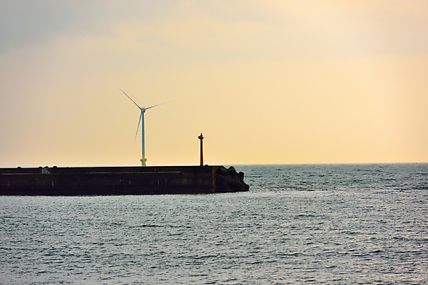 포토 JPG 주간 바다 배경화면 백그라운드 하늘 풍경 사람없음 야외 항구 일본 풍력기 치바 국내포토 자연요소 아시아 교통시설 풍력에너지 파일형식