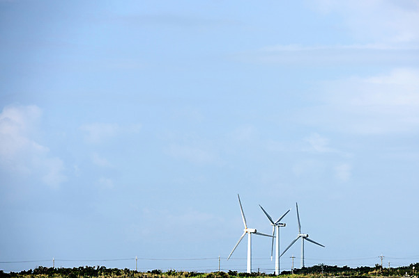포토 JPG 주간 하늘 풍경 사람없음 야외 일본 전봇대 풍력기 오키나와 국내포토 자연요소 공공시설 아시아 풍력에너지 파일형식