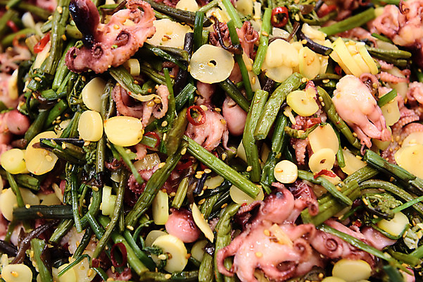 포토 JPG 반찬 근접촬영 사람없음 쌓기 주꾸미 일본음식 제철음식 마늘종 국내포토 음식 뷰포인트 줄기 모션 연체동물 마늘 수중동물 제철 파일형식