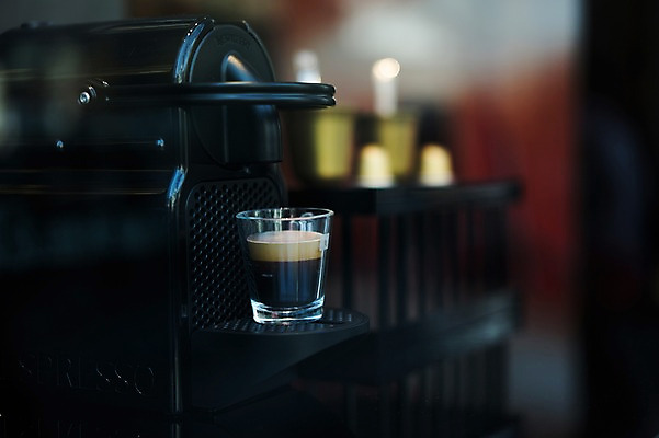 포토 JPG 커피 백그라운드 실내 사람없음 일본 어둠 도쿄 커피메이커 에스프레소 에스프레소잔 국내포토 아시아 음료 잔 내부 커피용품 파일형식