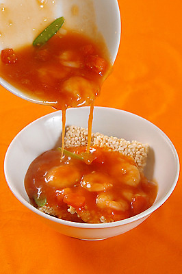 포토 JPG 그릇 음식 새우 사람없음 소스 붓기 누룽지 일본음식 국내포토 식기 모션 갑각류 양념 파일형식