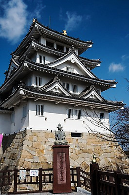 포토 JPG 주간 고건축 풍경 사람없음 야외 건물 조각상 일본 일본전통 일본건축 국내포토 자연요소 전통 건축물 아시아 조형물 동양건축 파일형식