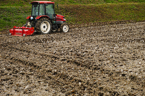 포토 JPG 주간 농업 논 풍경 사람없음 야외 농사 일본 농촌 트랙터 국내포토 자연요소 산업 아시아 시골 농기계 특수차량 파일형식