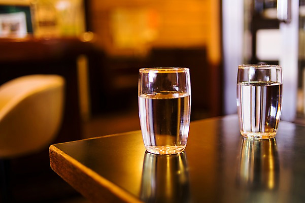 포토 JPG 식탁 잔 실내 사람없음 아웃포커스 물 레스토랑 일본 물컵 두잔 국내포토 자연요소 식기 아시아 2 탁자 촬영기법 내부 컵 식당 파일형식