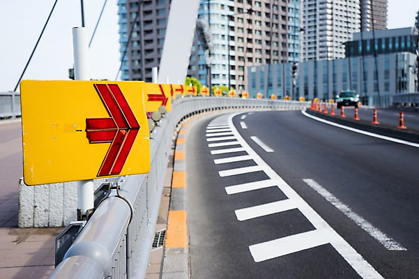 포토 JPG 주간 화살표 도로 길 풍경 사람없음 야외 건물 일본 도시 아스팔트 국내포토 자연요소 건축물 아시아 교통시설 파일형식