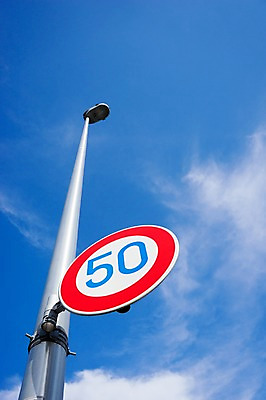 포토 JPG 주간 로우앵글 가로등 하늘 사람없음 야외 일본 표지판 도로표지판 국내포토 자연요소 공공시설 아시아 도로 뷰포인트 알림판 파일형식