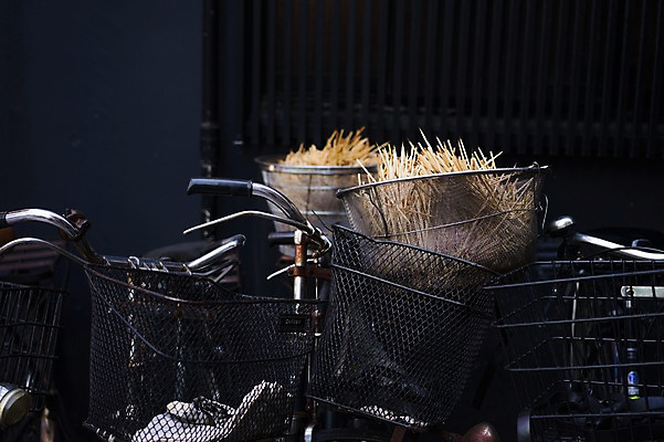 포토 JPG 주간 사람없음 야외 바구니 일본 자전거 여러개 꼬치 이쑤시개 국내포토 자연요소 아시아 다수 바이크 파일형식