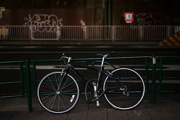 포토 JPG 도로 배경화면 백그라운드 한대 난간 풍경 사람없음 야외 일본 자전거 보행로 야간 국내포토 자연요소 1 아시아 길 교통시설 바이크 파일형식