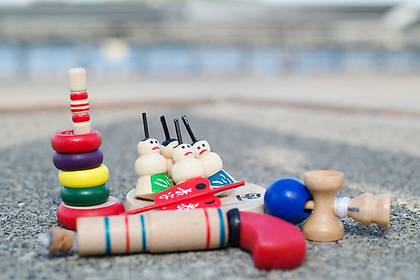 포토 JPG 주간 전통소품 사람없음 야외 장난감 일본 총 오브젝트 일본전통 팽이 고리던지기 국내포토 자연요소 전통 아시아 무기 놀이용품 던지기 파일형식