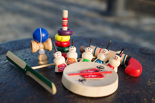 포토 JPG 주간 전통소품 사람없음 야외 장난감 일본 총 오브젝트 일본전통 팽이 고리던지기 국내포토 자연요소 전통 아시아 무기 놀이용품 던지기 파일형식