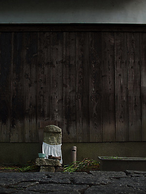 포토 JPG 주간 벽 불교 풍경 사람없음 야외 목재 일본 앞치마 불상 석상 일본전통 국내포토 자연요소 나무 전통 아시아 종교 재료 파일형식