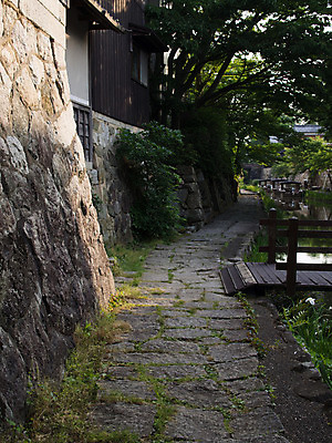 포토 JPG 주간 주택 풍경 사람없음 야외 건물 강 일본 돌_바위 돌벽 일본전통 돌길 가교 국내포토 자연요소 전통 건축물 아시아 길 벽 파일형식